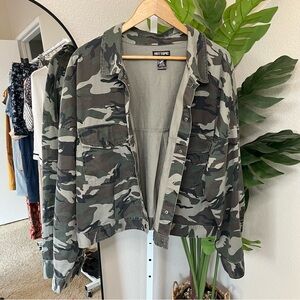 💚 Hot Topic Camo Utility Jacket | Snap Front Pocket Jacket Green Camouflage Sz 2
